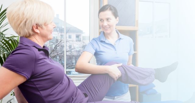 Consejos de Fisioterapia para la rehabilitación en fracturas de caderas en Adultos Mayores