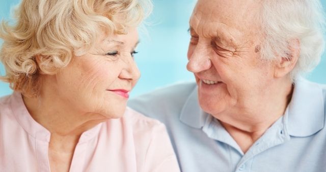 Haz su vida más sencilla y segura: Línea Senior para adultos mayores con independencia
